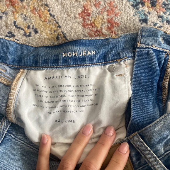 American Eagle light wash Mom Jean - Picture 3 of 3